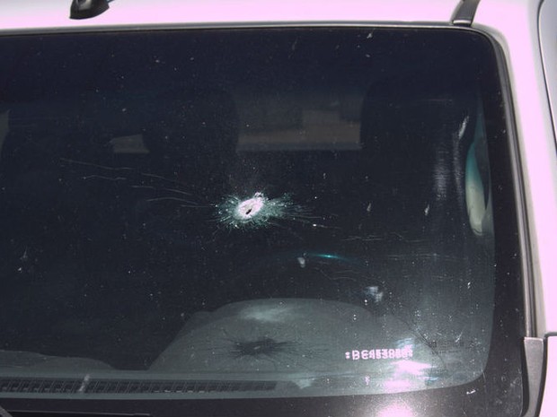 O carro de um morador foi atingido pelos tiros, durante assalto em Alvorada (Foto: Clebersom Brito/Portal Claudemir Brito)