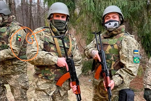 Soldados com as bandeiras de Portugal e Brasil são vistos entre as forças ucranianas (Foto: reprodução twitter)