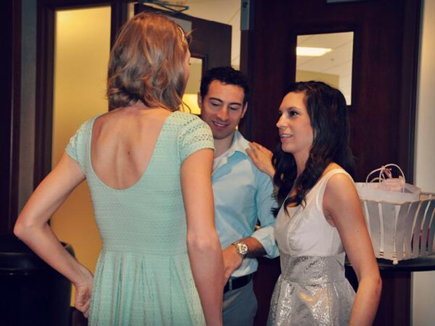 Gena Gabrielle com o noivo e Taylor Swift (Foto: Reprodução/Twitter)