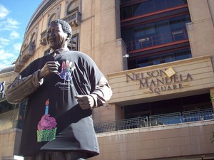 Estátua na Nelson Mandela Square (Foto: Divulgação/South African Tourism)