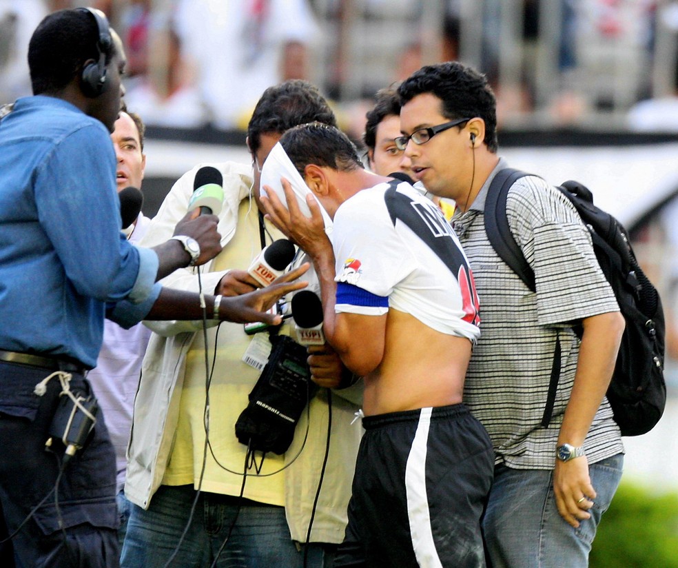 Edmundo chora o Vasco rebaixamento em 2008 — Foto: Agência O Globo