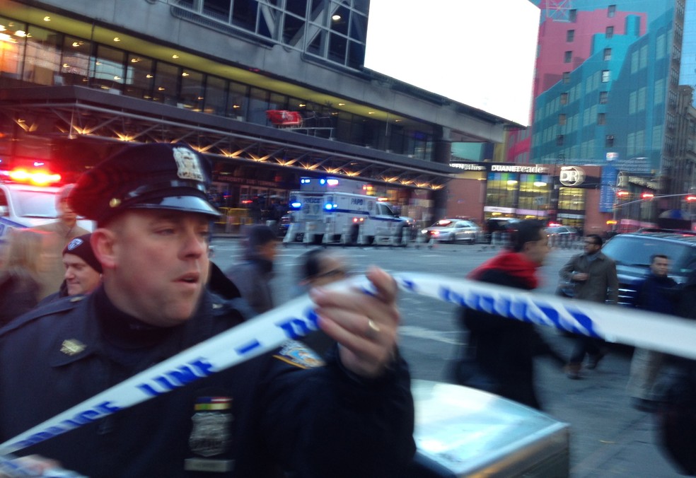 Policiais respondem a relatos de explosão na Times Square, em Nova York, EUA (Foto: AP Photo/Charles Zoeller)