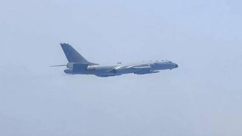 Aeronaves chinesas realizaram exercícios militares no fim de semana e treinaram ataques a alvos em Taiwan.  — Foto: Reuters via BBC