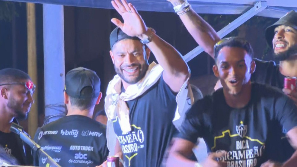 Hulk saúda a torcida do Atlético-MG na festa na Praça Sete — Foto: Globo 