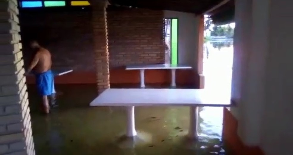 Barra Nova, em Marechal Deodoro, fica alagada após alta da maré — Foto: Reprodução