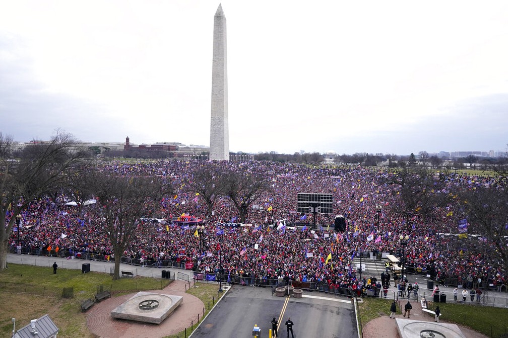Apoiadores de Trump em ato nesta quarta-feira (6) em Washington, nos Estados Unidos — Foto: Jacquelyn Martin/AP