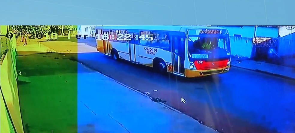 Ãnibus que atropelou crianÃ§a foi filmado por cÃ¢meras de seguranÃ§a e motorista fugiu do local apÃ³s o acidente (Foto: TVCA/ReproduÃ§Ã£o)