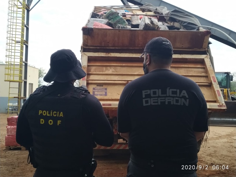 Policiais fazem a vigilância da droga na farinheira — Foto: Polícia/Divulgação