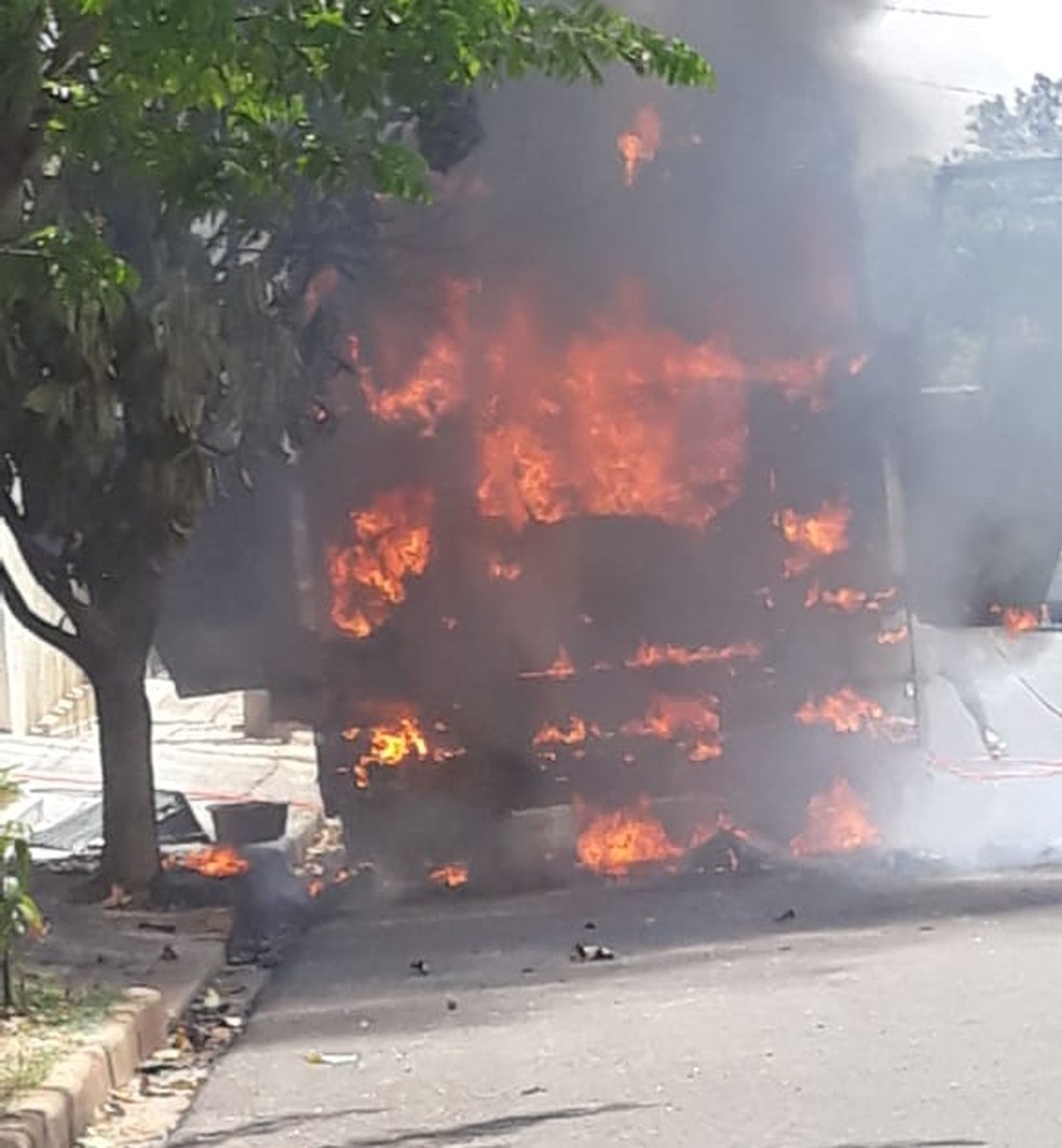 Veículo estava estacionado quando começou o incêndio — Foto: Klerison Lopes/Cedida