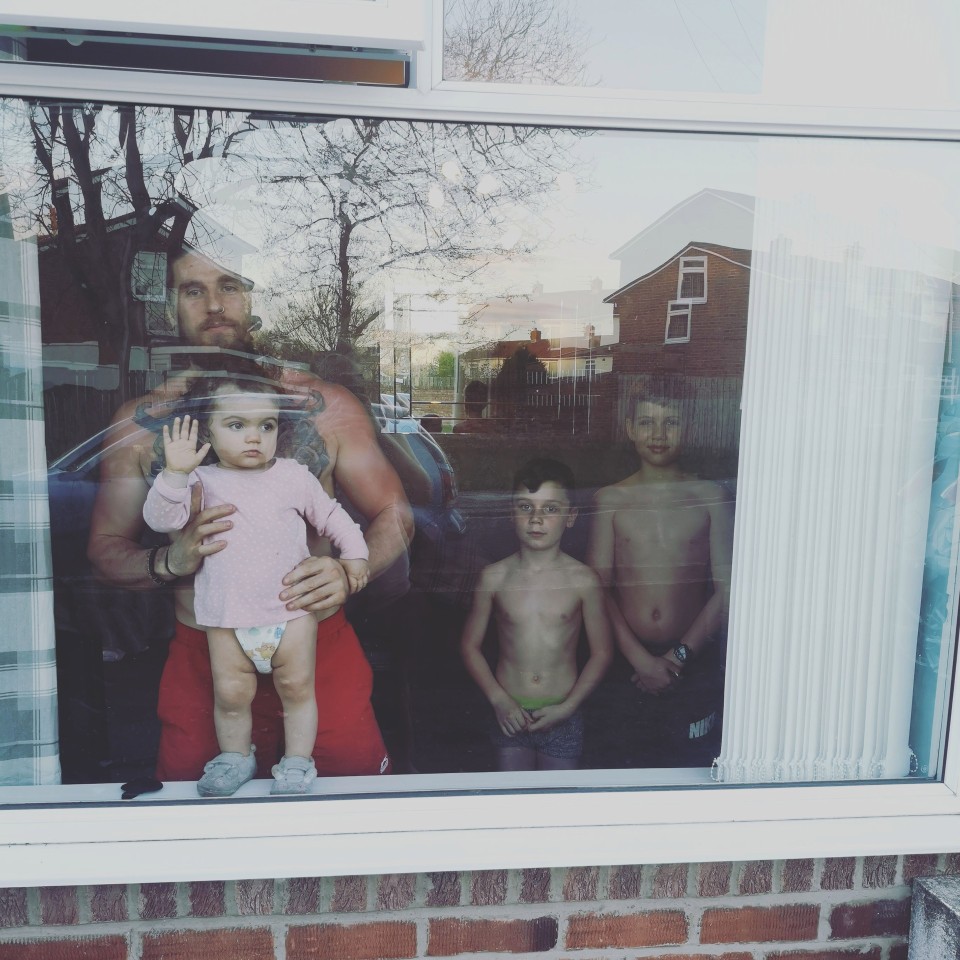 Os filhos e o parceiro de Jay na janela (Foto: Reprodução Facebook)
