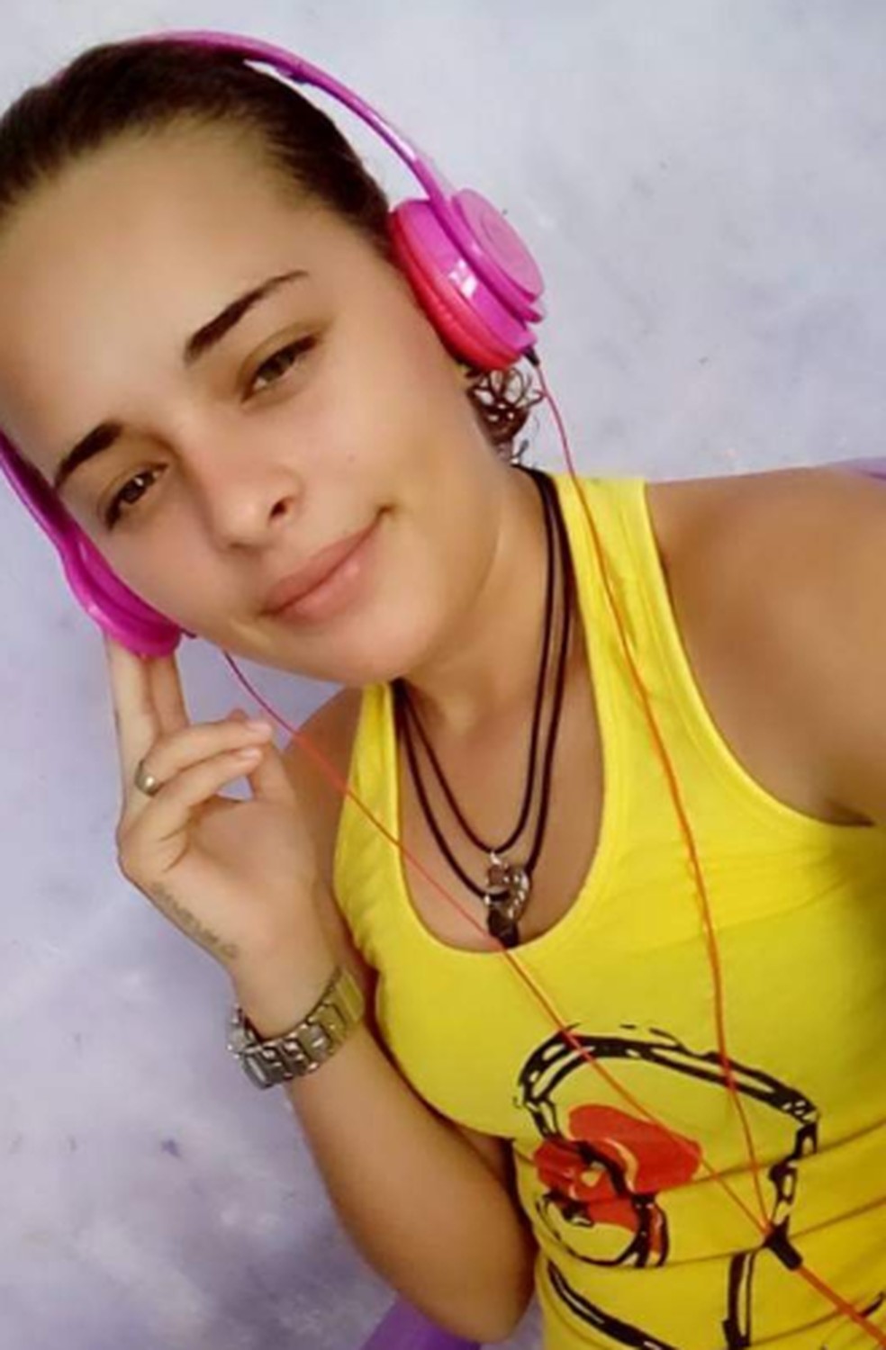 Jovem estava acompanhada de amigos quando caiu no Rio Coreaú. — Foto: Reprodução/TV Verdes Mares