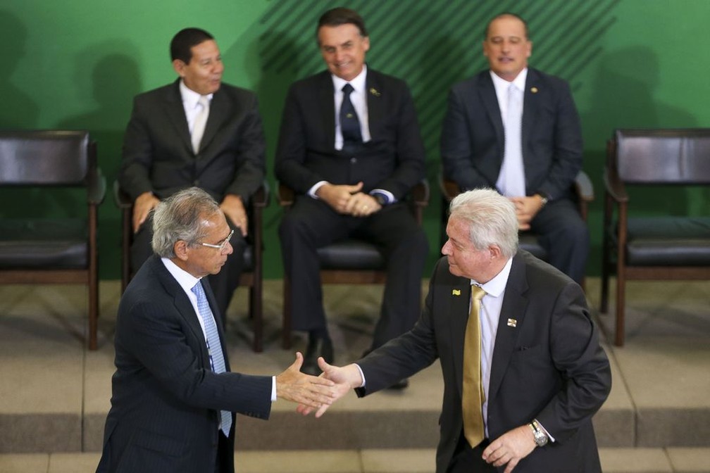 Rubem Novaes (primeiro plano, à direita) foi empossado nesta segunda (7) por Paulo Guedes no comando do Banco do Brasil em cerimônia no Palácio do Planalto — Foto: Marcelo Camargo/Agência Brasil