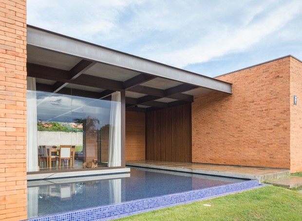 Espelho d'água e piscina ajudam a amenizar o calor nesta casa térrea que fica em Brasília (Foto: Haruo Mikami)
