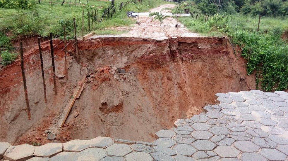 Chuvas abre uma cratera na estrada que liga o município de Chalé a Conceição de Ipanema. (Foto: Ivan Oliveira / Arquivo Pessoal )