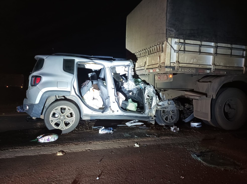 Carro bate na traseira de carreta e idosos ficam presos às ferragens na BR-365,em Ituiutaba