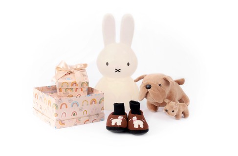 Pantufa, da Liang; Cachorro da Cas Brinquedos; Caixa de Presente da Paper Box e  Luminária de coelho da Decorfun
