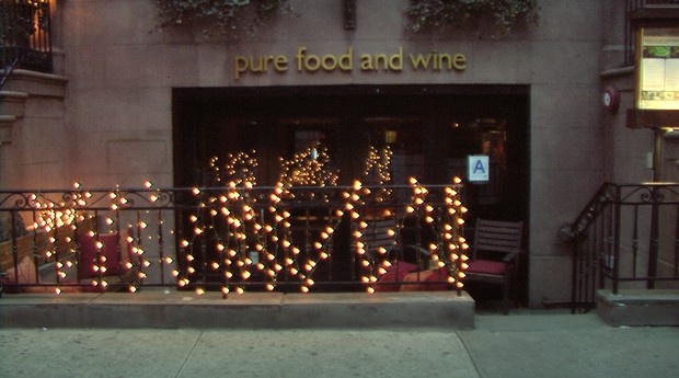 O restaurante Pure Food and Wine promovia a culinária vegana e crudívora e fazia sucesso entre os famosos (Foto: Reprodução/Netflix)