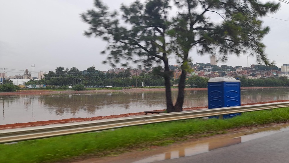 Rio Pinheiros cheio após forte chuva desta terça — Foto: Giaccomo Voccio/g1