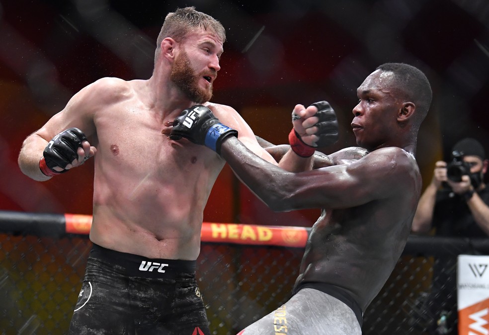 Jan Blachowicz (esq.) venceu Israel Adesanya (dir.) em março, no UFC 259 — Foto: Getty Images