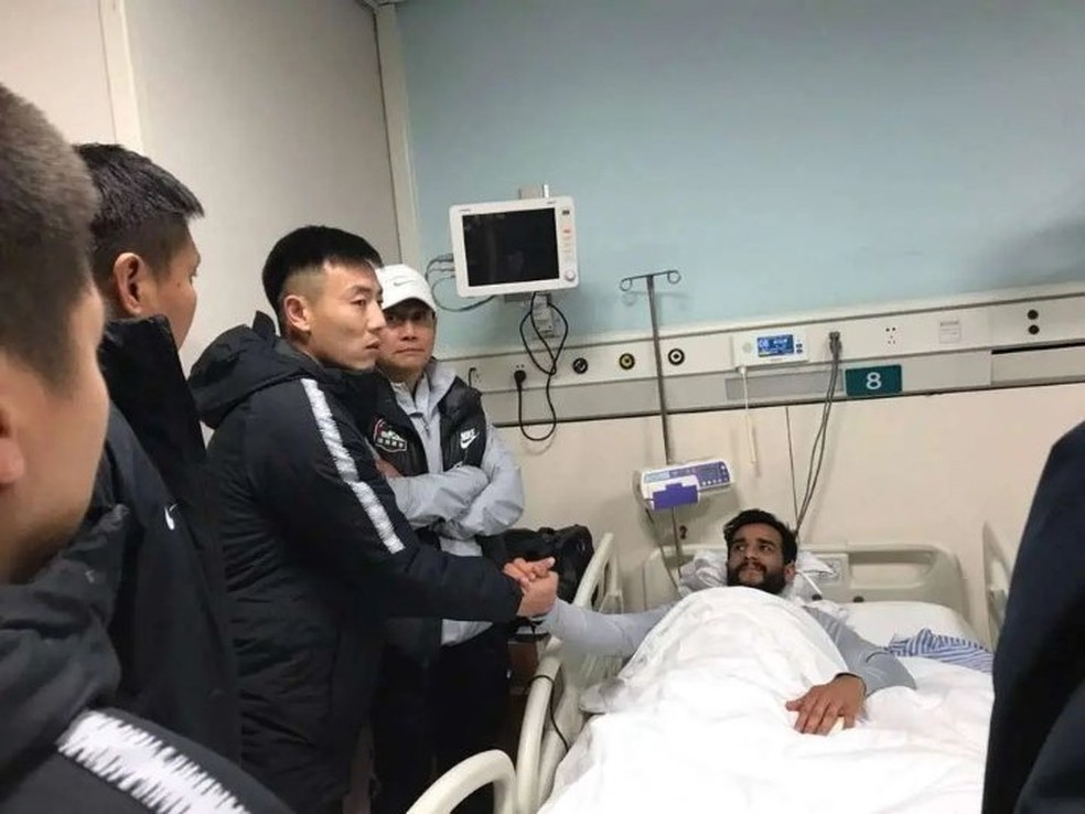Antes de operaÃ§Ã£o, Henrique Dourado recebeu pedido de desculpas de Qin Sheng, autor da falta que o lesionou  â€” Foto: ReproduÃ§Ã£o / Twitter