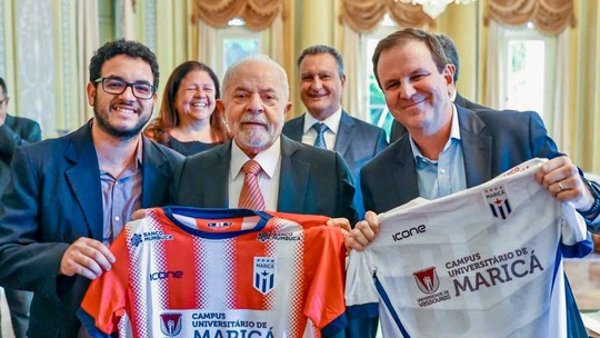 Lula e Eduardo Paes com a camisa do Maricá Futebol Clube