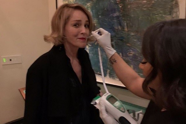 Sharon Stone precisou passar por testes com enfermeira para entrar em sua própria festa de aniversário (Foto: Instagram)