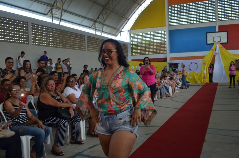 Talita desfilou duas vezes no 5º "Apae Fashion Day" — Foto: Iara Alves/G1