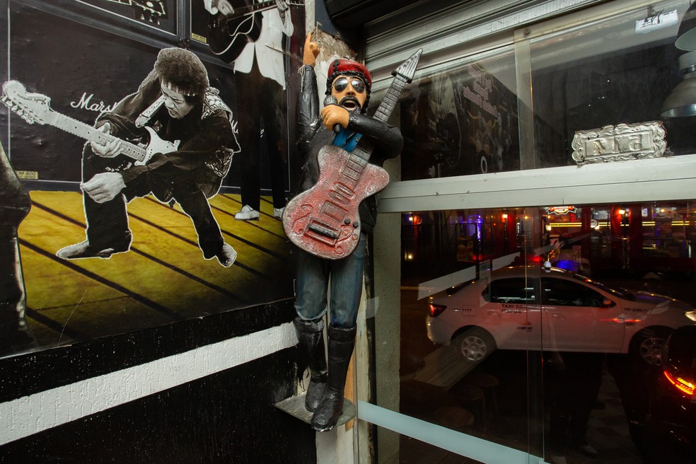 Estátua de Raul Seixas está na porta do bar, na Rua Augusta — Foto: Celso Tavares/G1