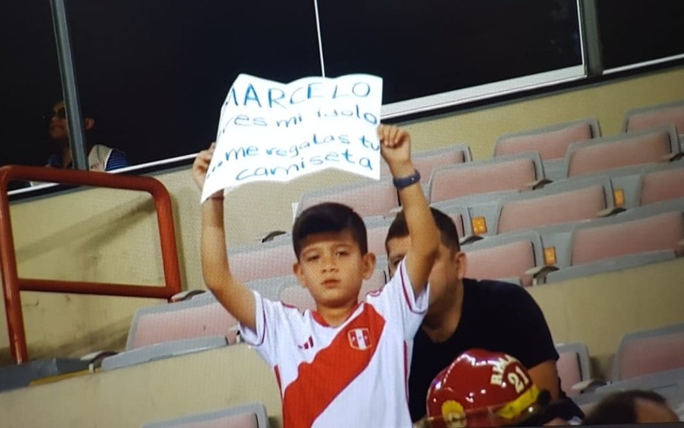 Criana peruana leva cartaz para Marcelo em Sporting Cristal x Fluminense  Foto: Reproduo / TV Globo