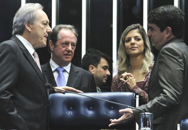 Fabiane Pereira Duarte observa a conversa entre o presidente do STF Ricardo Lewandowski e senadores (Foto: Geraldo Magela/Agência Senado)