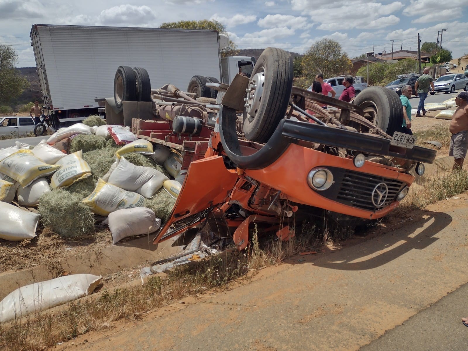 Motorista perde controle de caminhão e veículo tomba na BR-104, em Taquaritinga do Norte