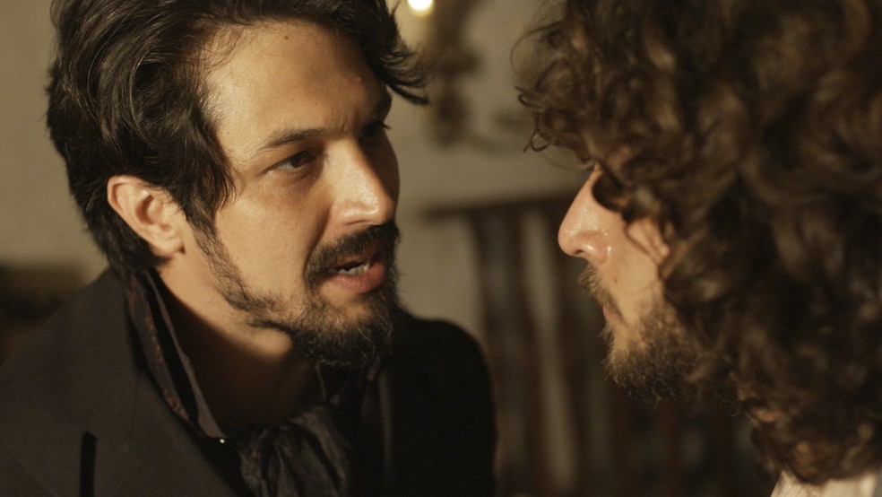 Chalaça (Romulo Estrela) conta a Joaquim (Chay Suede) que voltou para se vingar de Domitila (Agatha Moreira), em 'Novo Mundo' — Foto: TV Globo