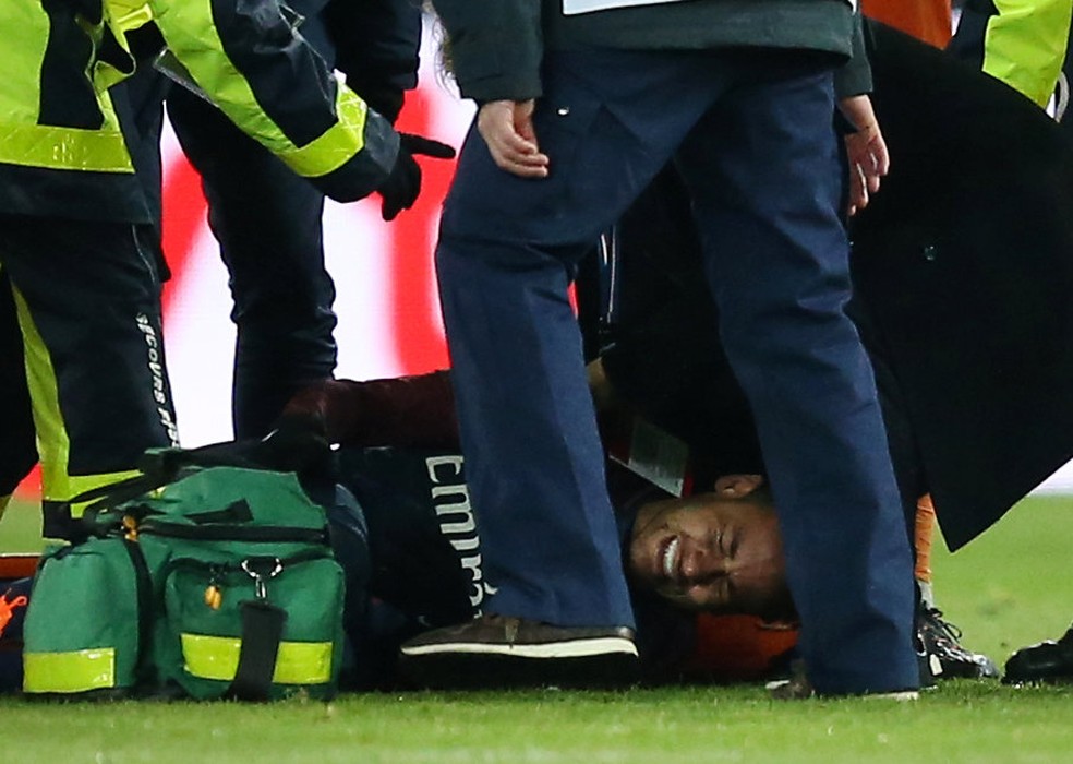 Neymar chora após torcer o tornozelo direito (Foto: REUTERS/Stephane Mahe)