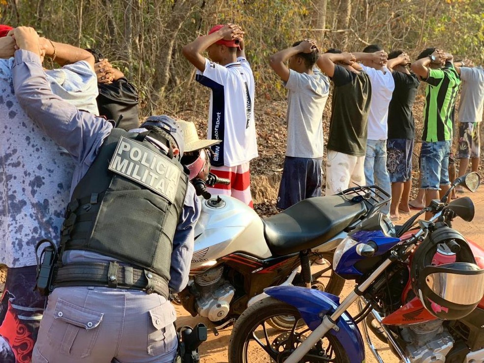 Festa com aglomeração de 600 participantes foi fechada por policiais militares neste domingo (8) na Lagoa Trevisan, localizada em uma região de chácaras no bairro Real Parque, em Cuiabá — Foto: PM/MT