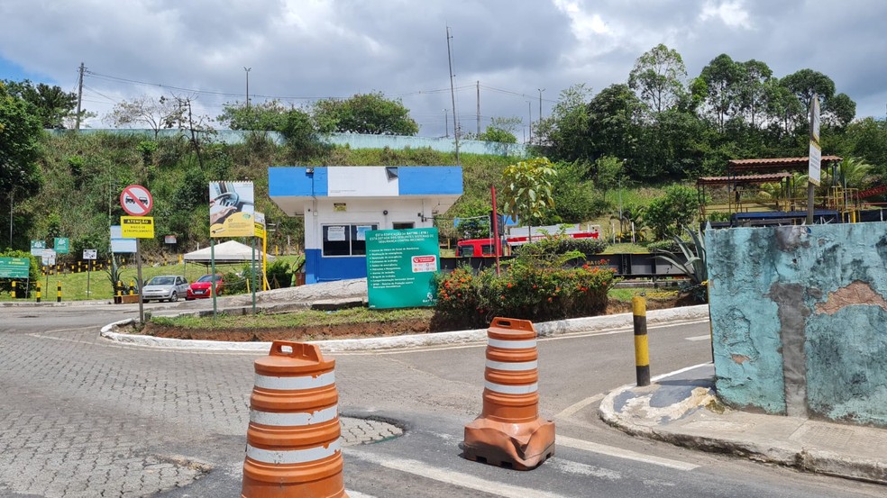 Funcionário de empresa desaparece após cair em tanque com resíduo tóxico do lixo em Salvador — Foto: Rildo Araújo/TV Bahia