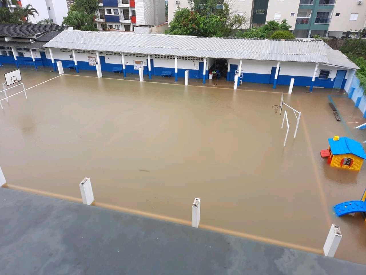 Chuva deixa mais de 30 pessoas desabrigadas após alagamentos em Ubatuba