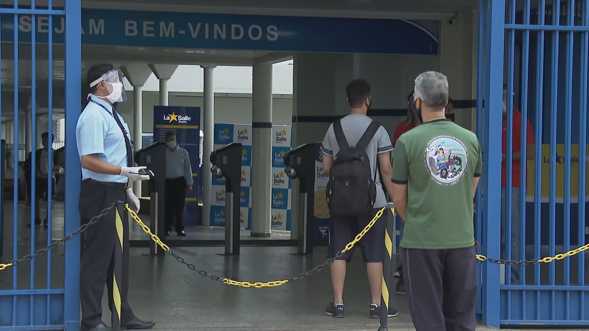 Volta às aulas presenciais do ensino médio em escolas particulares do DF é marcada por baixa