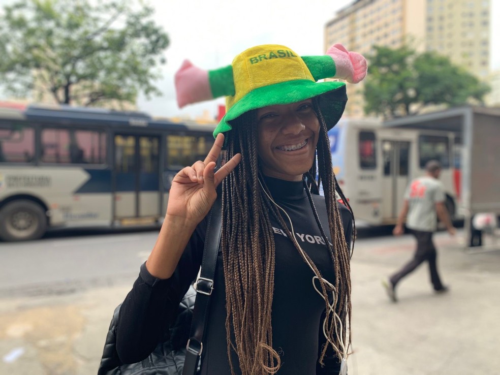 Verde e amarelo na cabeça e a certeza da vitória do Brasil na estreia. — Foto: Raquel Freitas / TV Globo