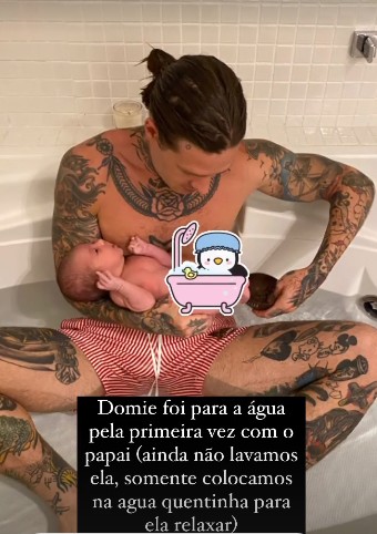 Mateus lava a pequena na banheira (Foto: Reprodução Instagram)