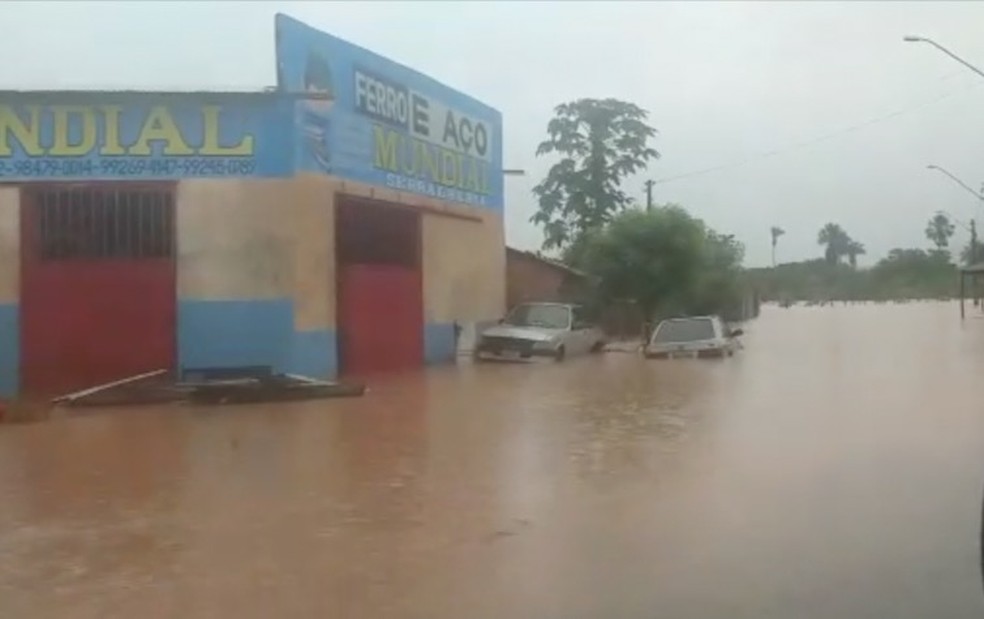 Água invade lojas, casas e carros em Axixá  — Foto: Divulgação 