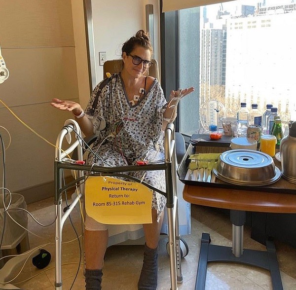 Uma foto compartilhada pela atriz e modelo Brooke Shields na época de sua internação após quebrar a perna (Foto: Instagram)