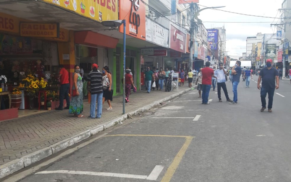 Comércio em Itabuna voltou a funcionar após decreto municipal e teve movimento tranquilo nas primeiras horas desta quinta-feira (9) — Foto: Patrícia Laís/TV Santa Cruz