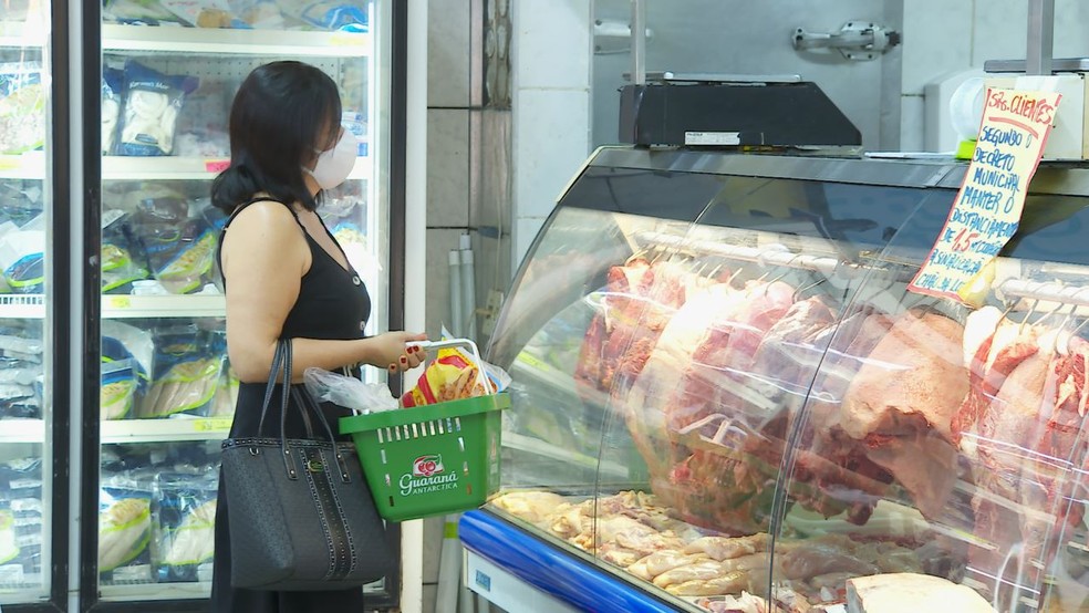 Consumidora no balcão de carnes de supermercado em Ribeirão Preto, SP — Foto: Chico Escolano/EPTV