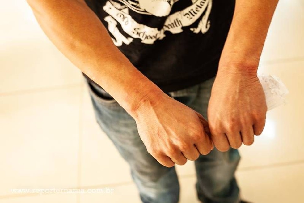 Jovem foi abordado no centro de Santa Cruz do Rio Pardo após fugir de clínica em Bofete (Foto: Repórter na Rua / Divulgação )