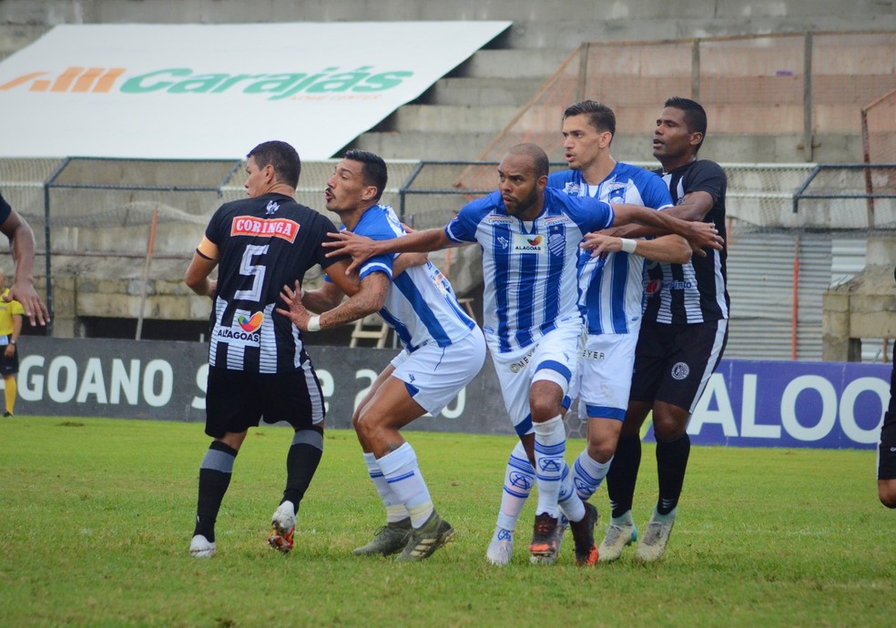 Alecsandro disputa jogada com a defesa do ASA — Foto: Augusto Oliveira/CSA
