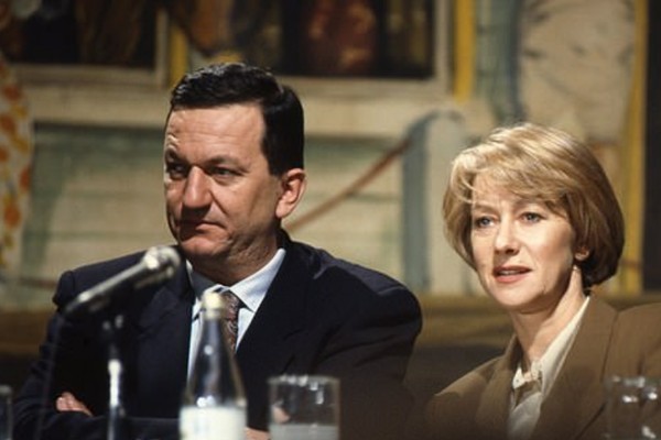 John Benfield e Helen Mirren em cena da série policial britânica Prime Suspect (Foto: Reprodução)