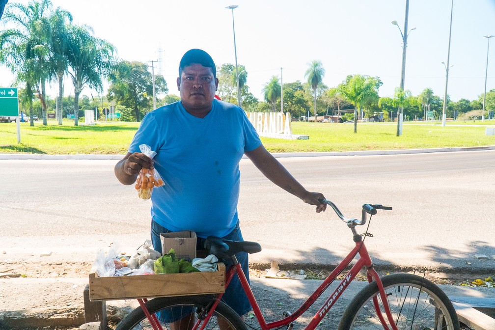 Gilson Tomicha Xavier, vendedor de iscas na beira da estrada em Miranda (MS), diz que a cota zero fez cair as vendas em 2019 â Foto: Eduardo Palacio/G1