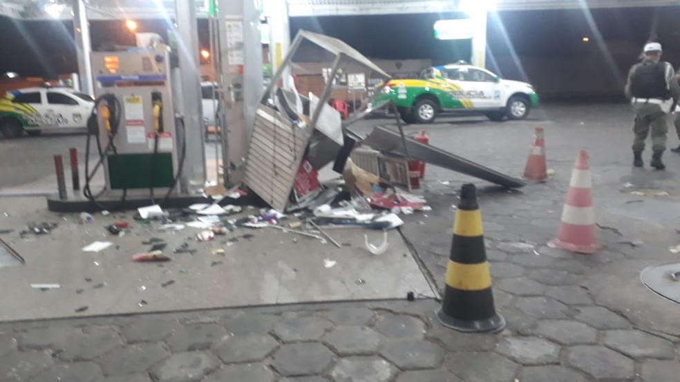 Motorista perde o controle e carro invade posto de combustíveis em Teresina — Foto: Divulgação/PMPI