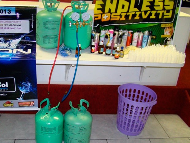 Botijões de gás e frascos da droga foram apreendidos no laboratório (Foto: Divulgação/Polícia Civil)