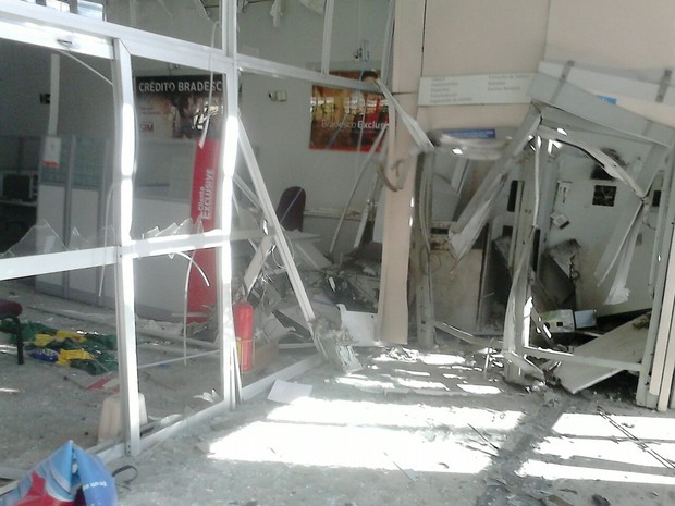 Agência bancária ficou destruída com as explosões, em Ataléia (MG). (Foto: Polícia Militar/Divulgação)
